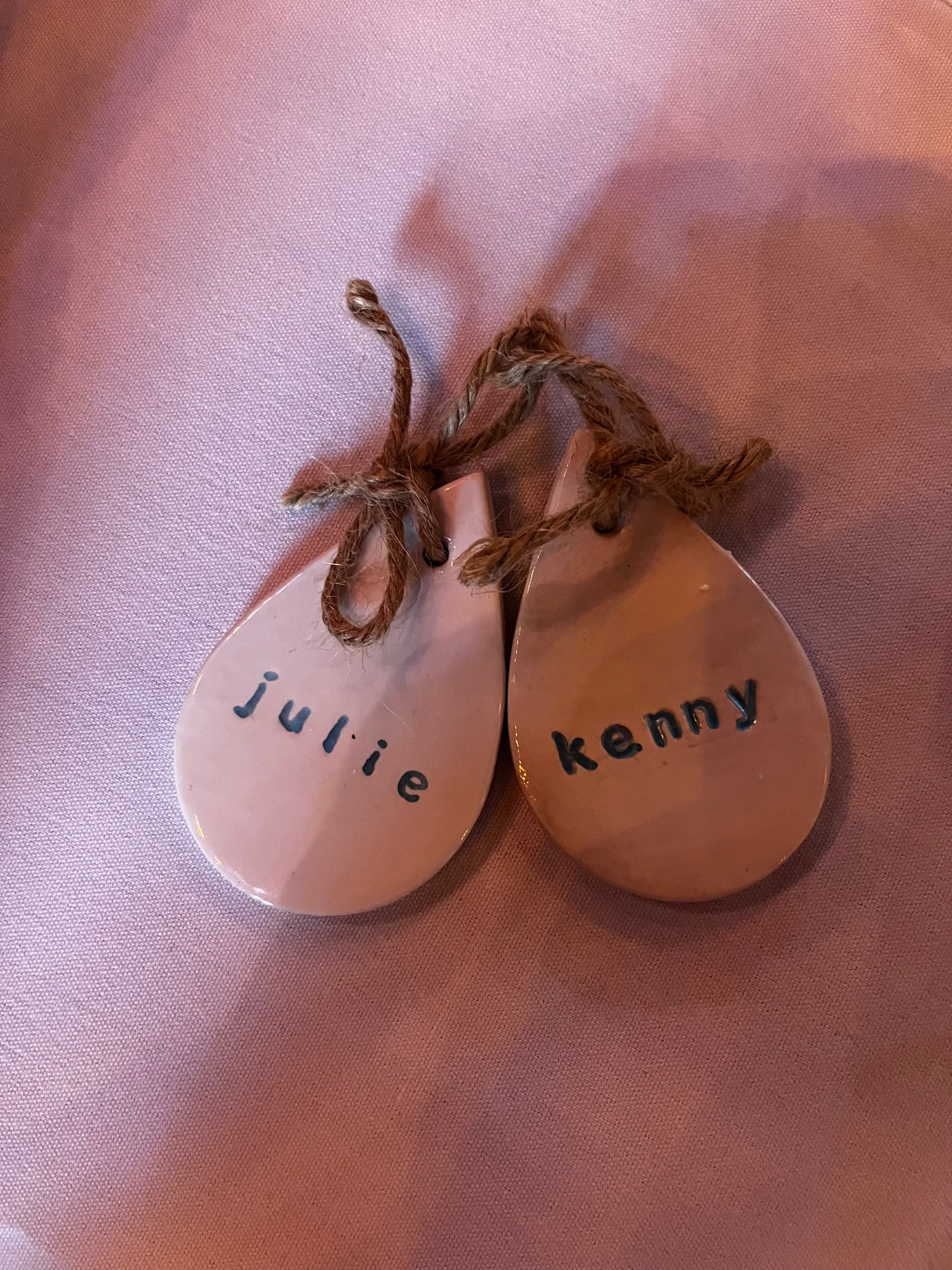 Julie en Kennys naamsteentjes